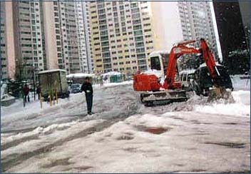 올 3월 폭설이 내린 직후 제설작업에 나섰다. 